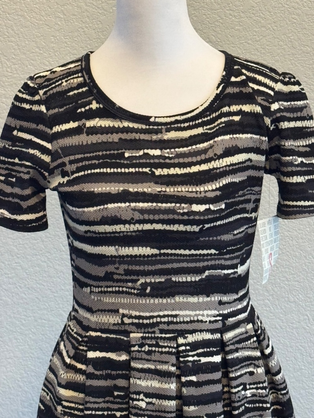 LulaRoe "Amelia" Dress with Pockets - size Small New with Tags - Picture 4 of 10